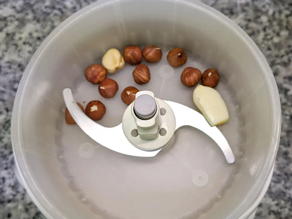 Avellanas y diente de ajo.