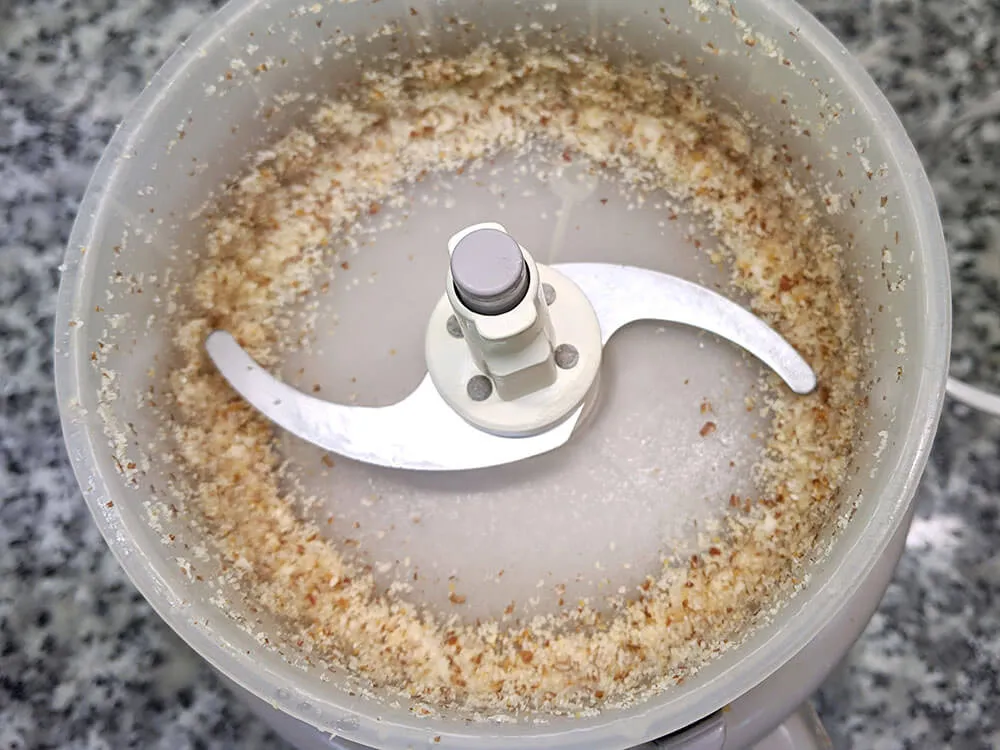 Picada  de avellanas y diente de ajo.