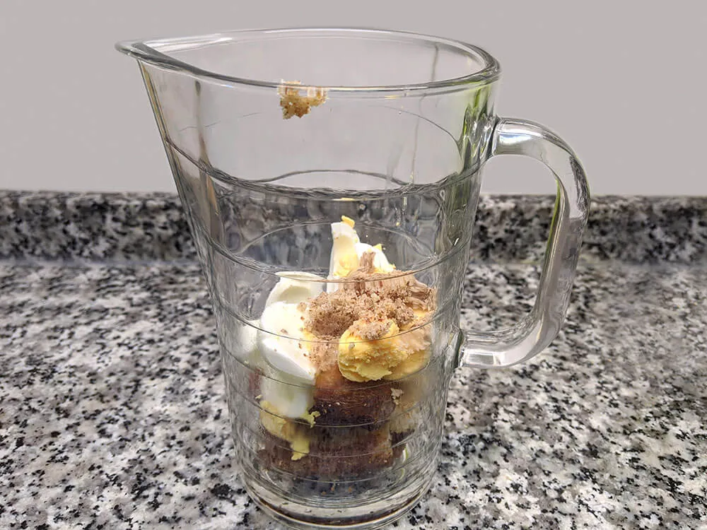 Huevo cocido, llesca de pan frito, picada de avellanas y ajo, caldo de pollo.