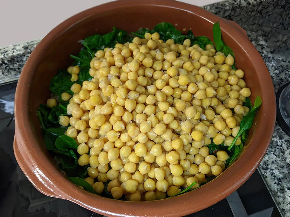 Espinacas salteadas y garbanzos cocidos.