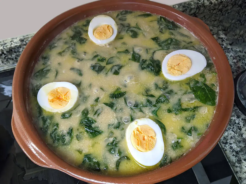 Garbanzos estofados con huevo cocido.