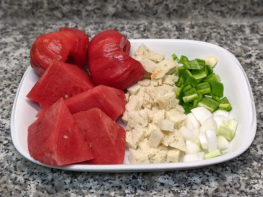 Tomate, sandía, cebolla, pimiento verde, pan y diente de ajo.