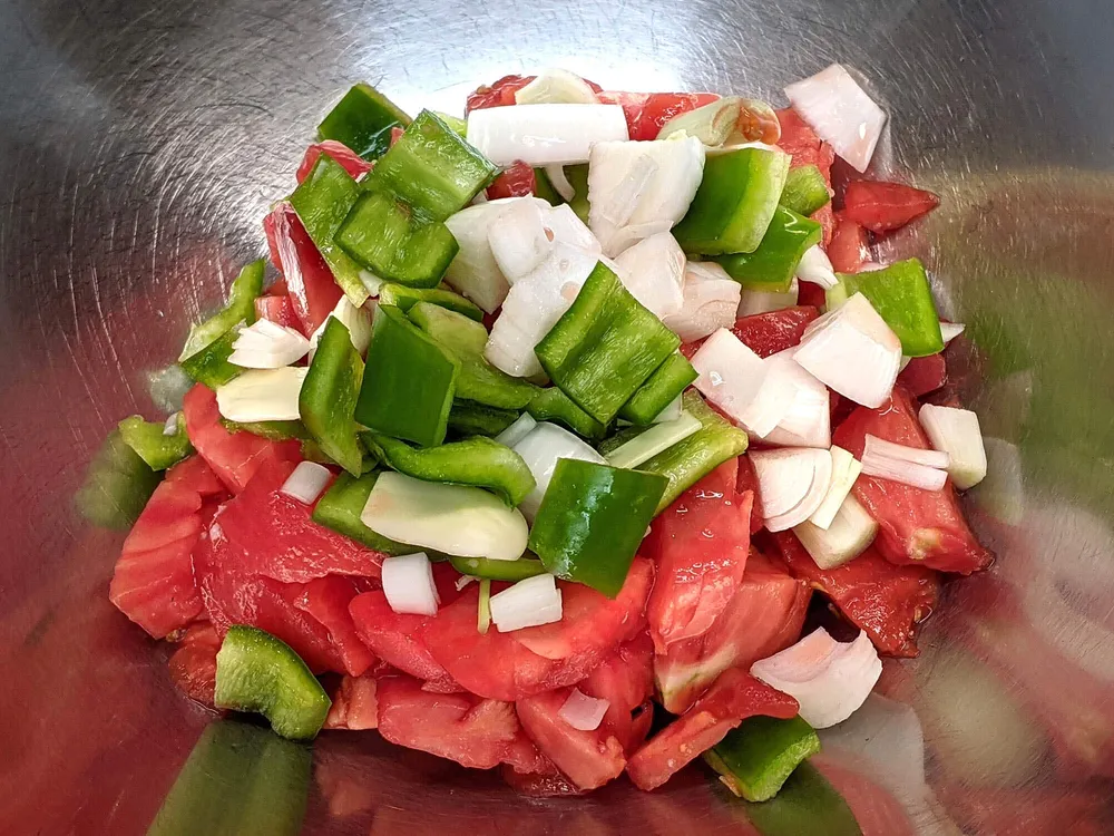 Tomate, pimiento verde, cebolla y diente de ajo.