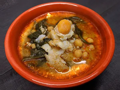 Guiso de garbanzos con bacalao