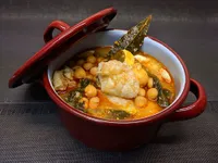 Guiso de garbanzos con bacalao.