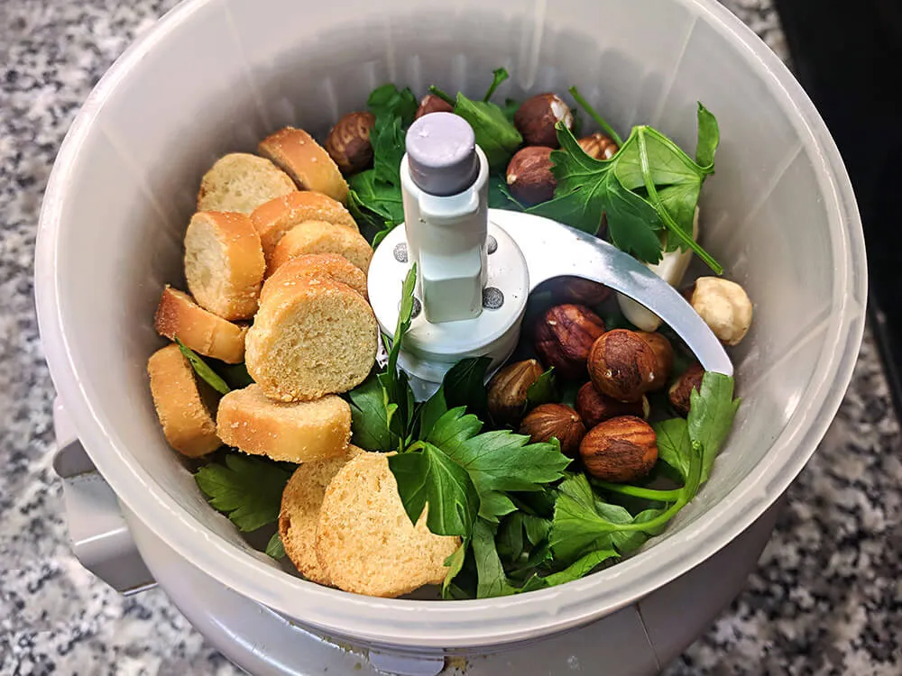 Avellanas, picatostes y perejil.