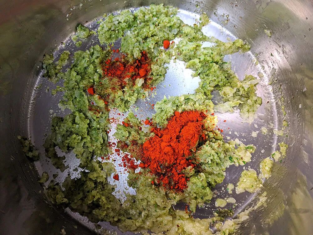 Cebolla pochada, picada de avellanas y pimentón de la Vera.