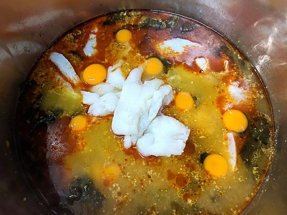 Guiso de garbanzos con bacalao y huevos de codorniz.
