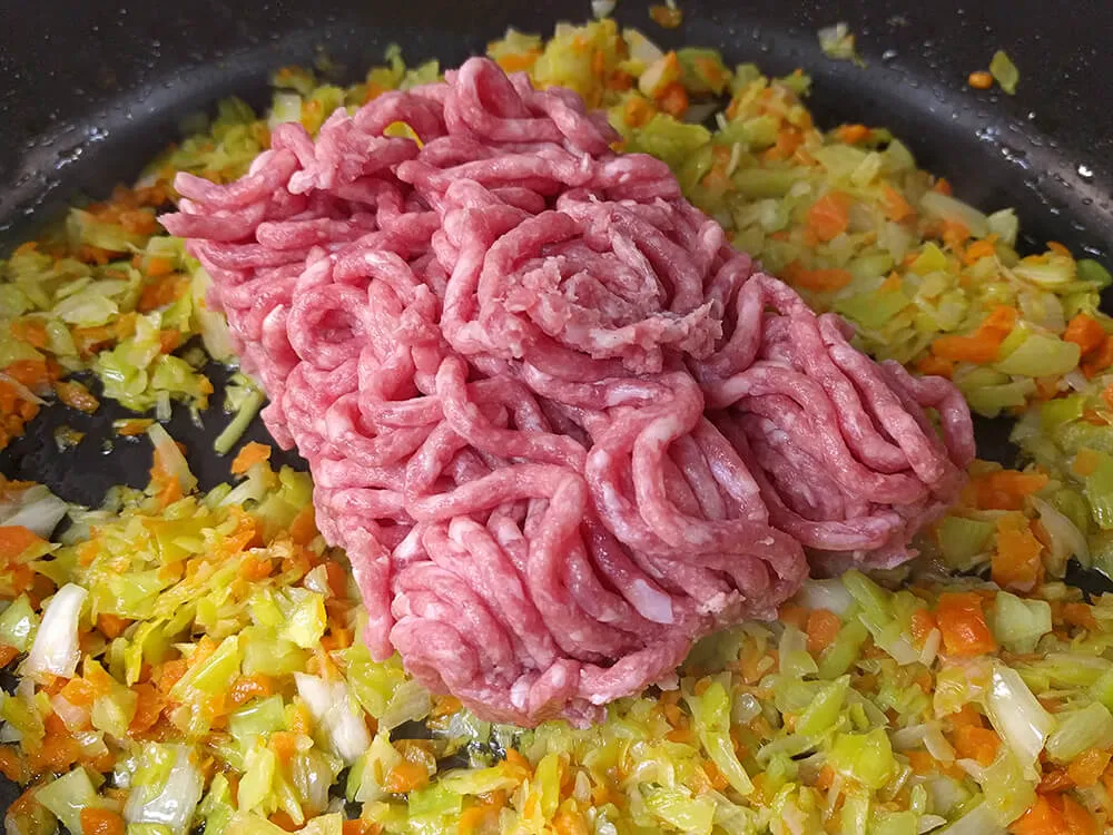 Carne picada con el puerro y la zanahoria rehogándose
