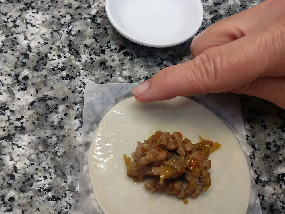 Gyozas friéndose ligeramente en la cazuela