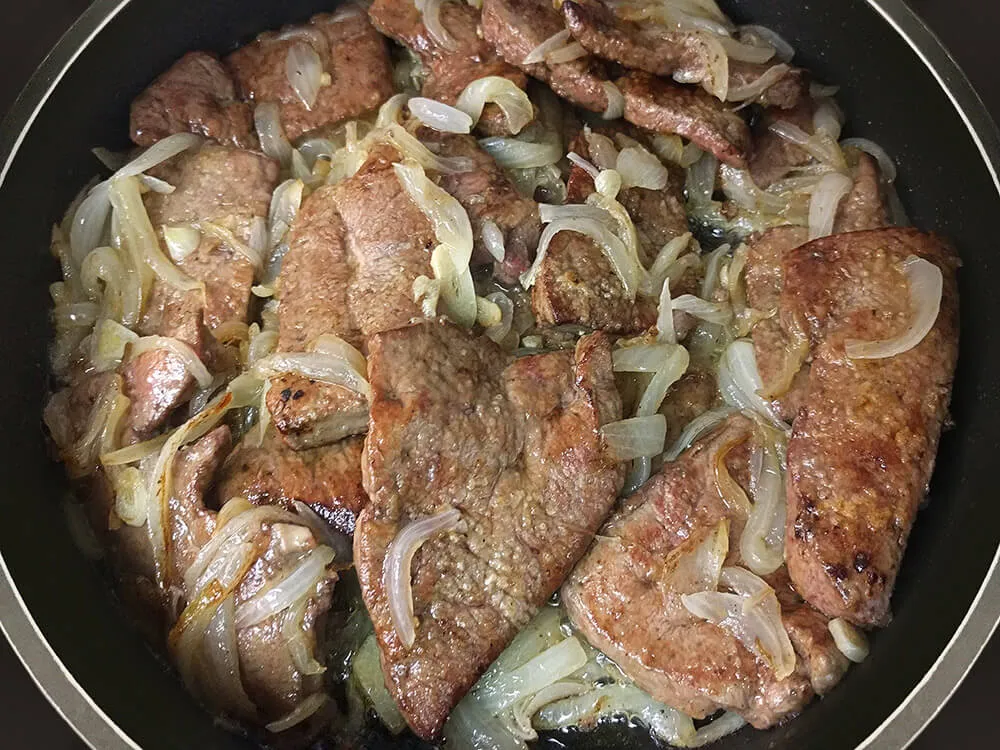 Hígado de ternera frito y con cebolla.