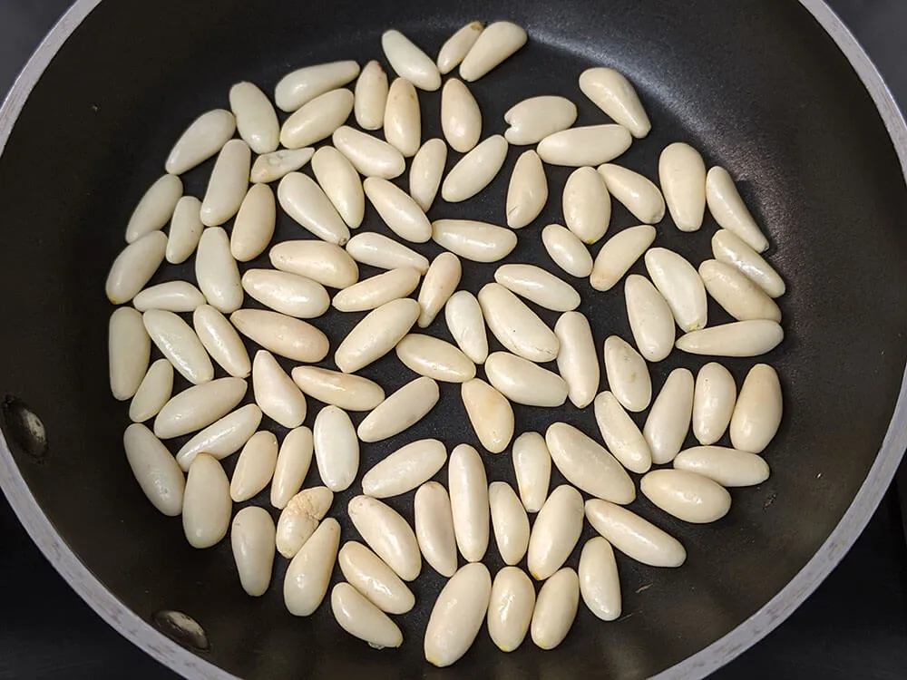 Piñones en sartén.