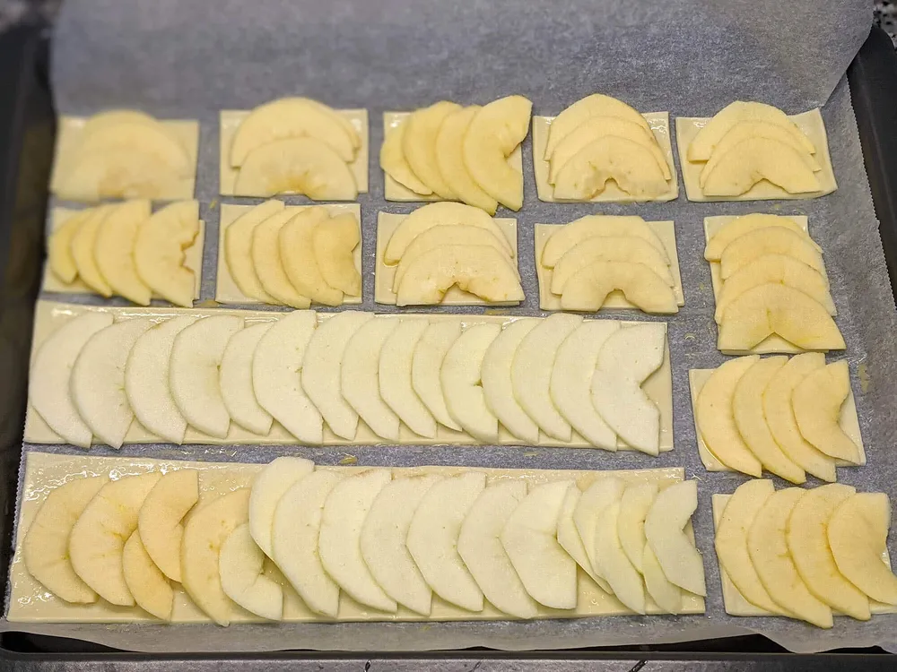 Masa de hojaldre con manzana laminada.