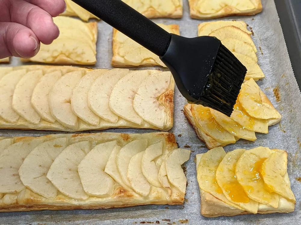 Hojaldres de manzana con mermelada de melocotón.