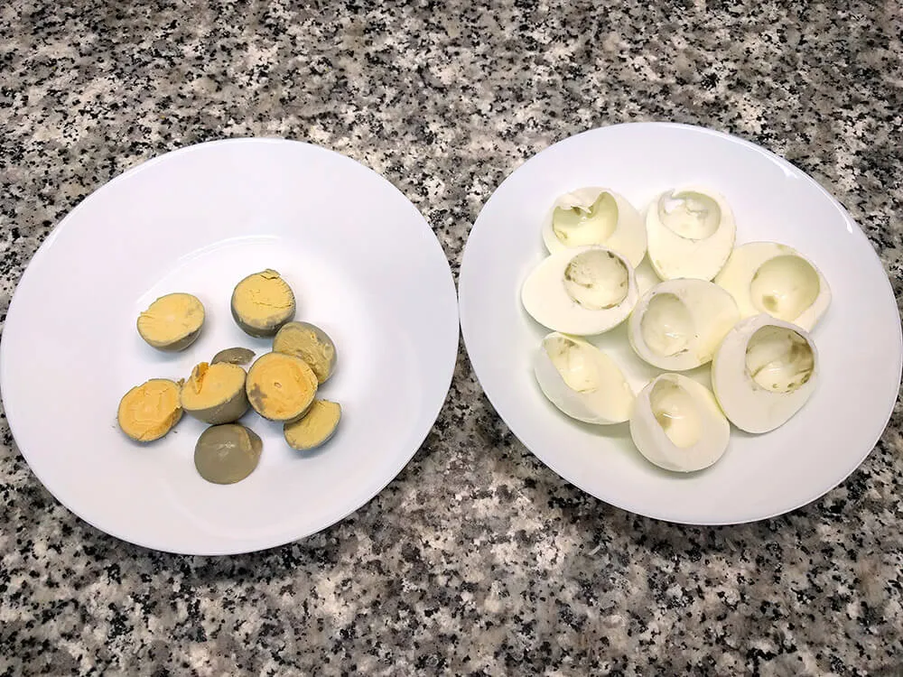 Huevos cocidos partidos