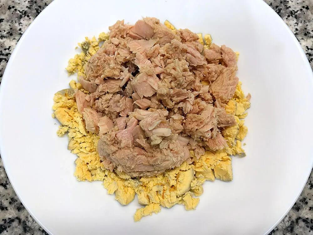 Yemas cocidas y atún