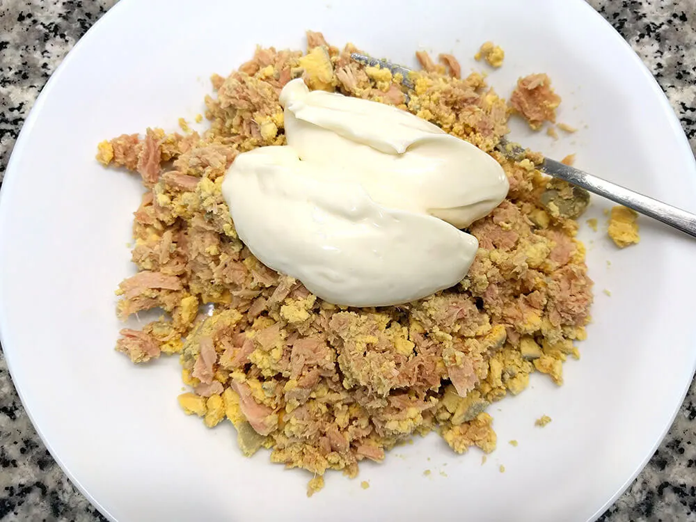 Yemas cocidas, atún y mayonesa