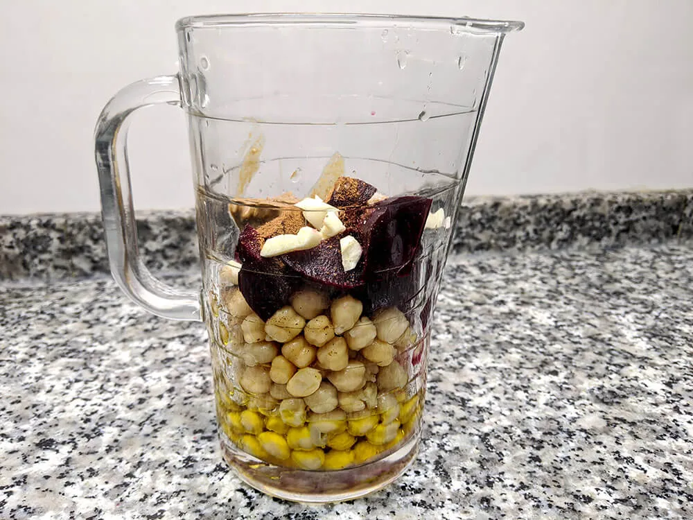 Garbanzos, remolacha, comino, canela, sal, aceite de oliva, zumo de lima, Tahini y diente de ajo.