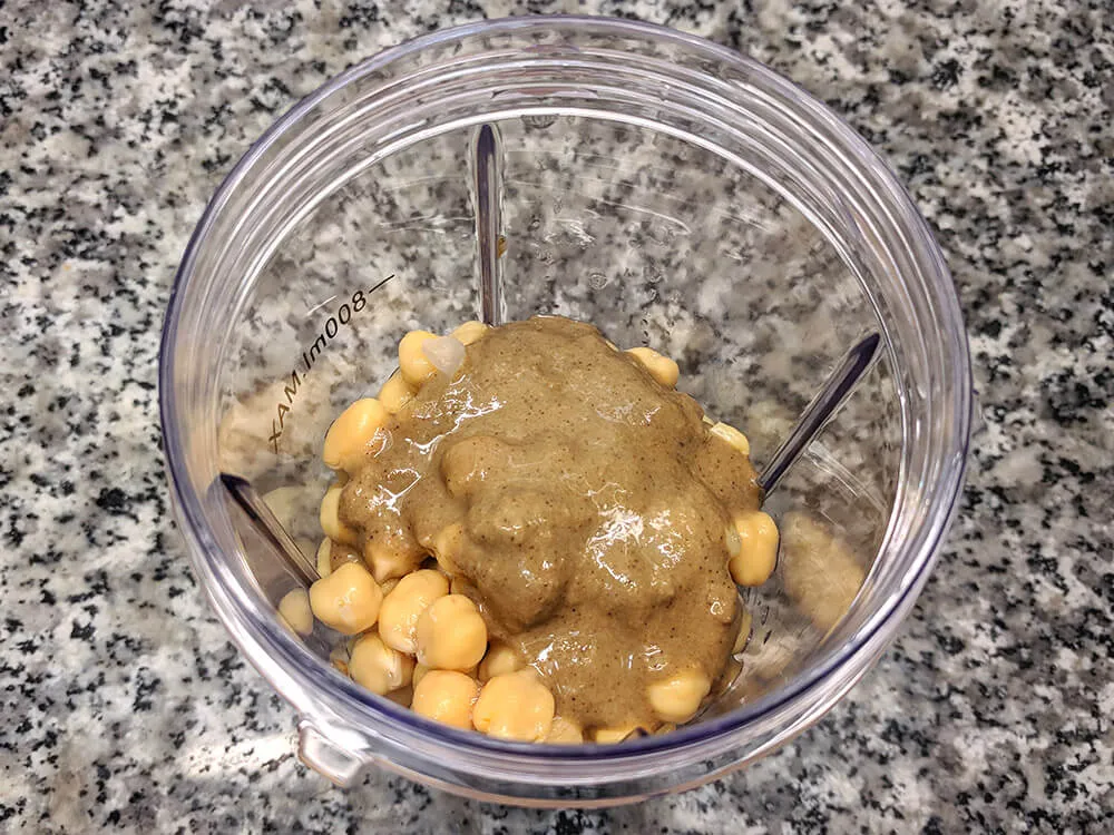 Garbanzos cocidos y tahín o pasta de sésamo.