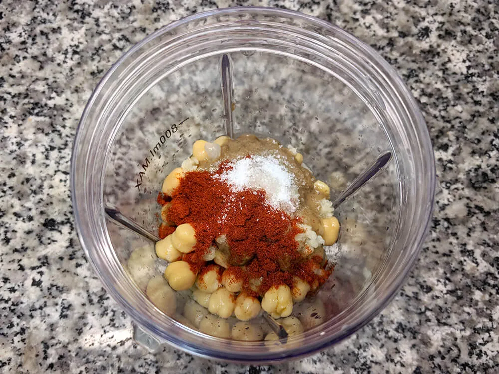 Garbanzos cocidos, tahín, aceite de oliva, diente de ajo, zumo de limón, sal y pimentón.