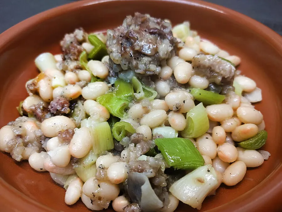 Judías de Santa Pau con ajos tiernos y butifarra de perol