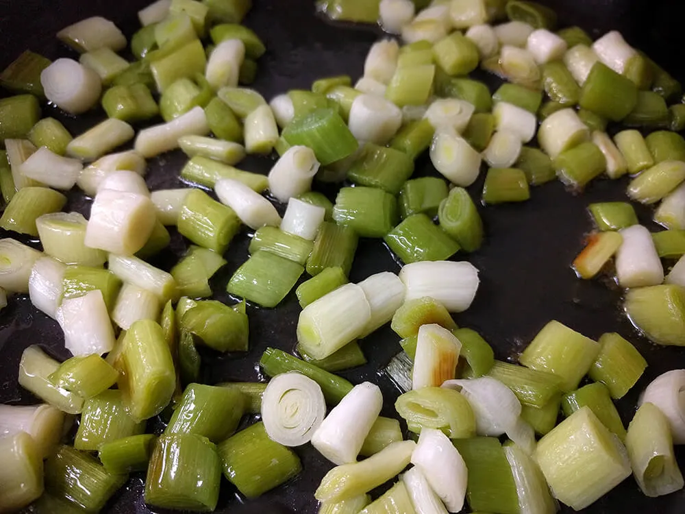 Ajos tiernos pochándose