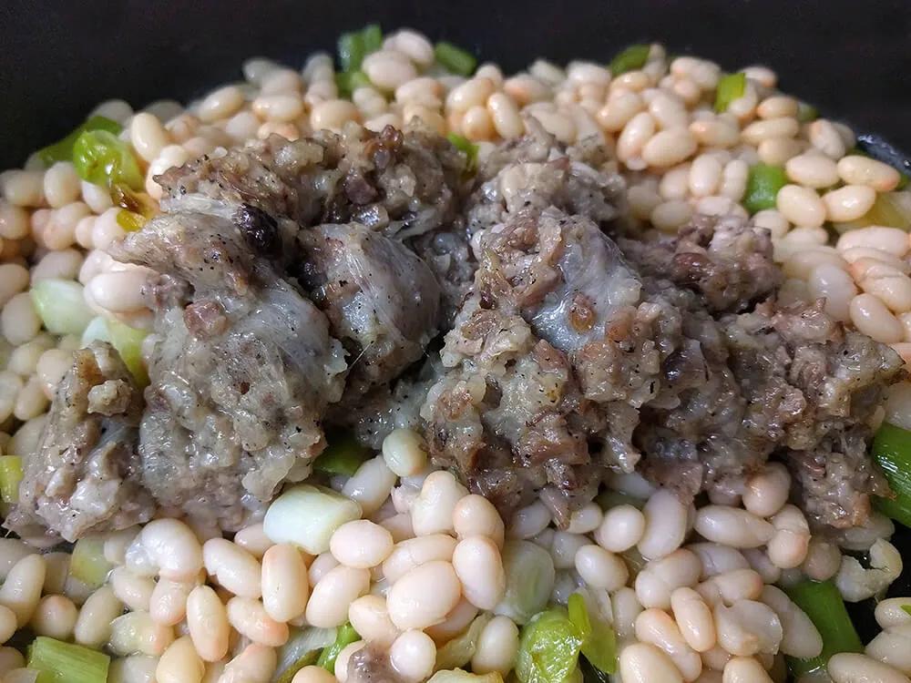 Butifarra de perol con las judías y los ajos tiernos