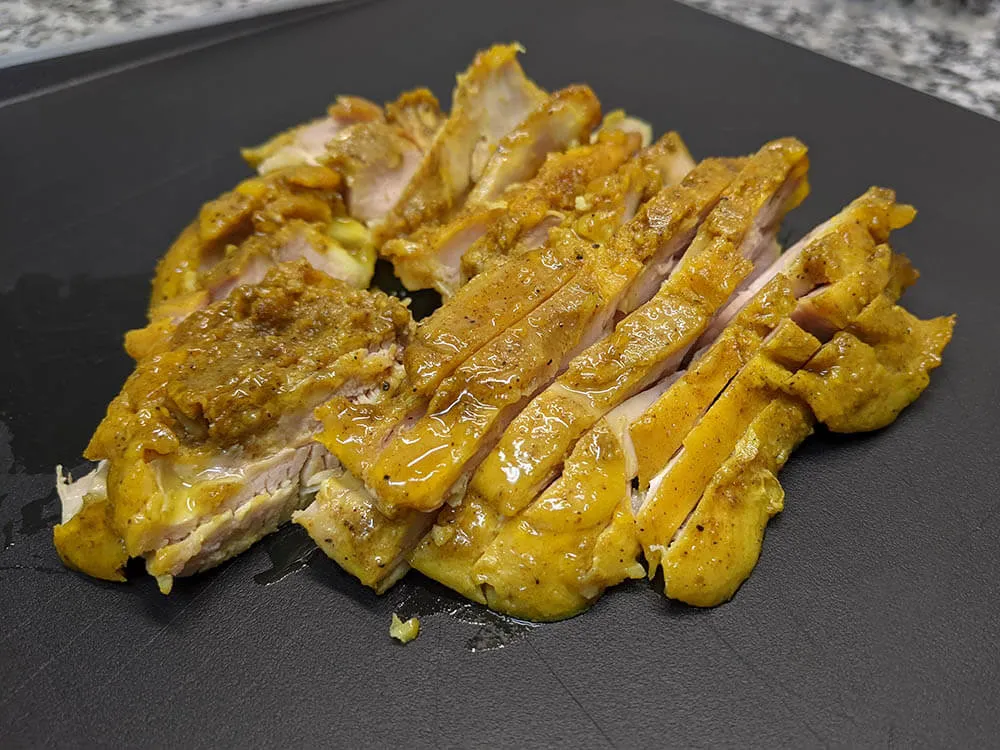 Pollo horneado y cortado.