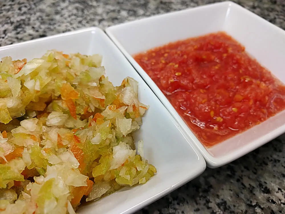 Tomate rallado y cebolla picada con pimiento