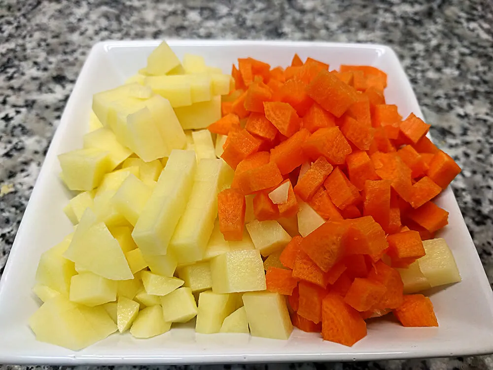 Patata y zanahoria cortadas a cuadraditos