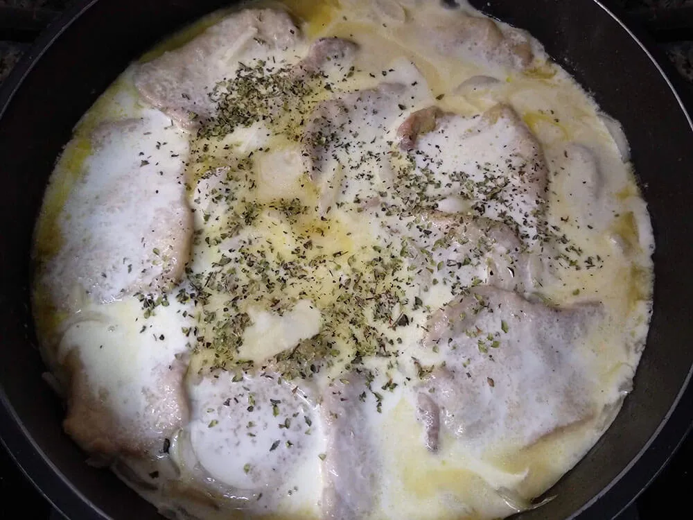 Lomo, cebolla, cerveza y crema de leche.