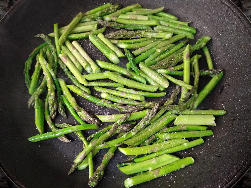 Espárragos salteados.
