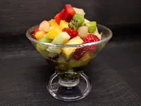 Macedonia con hierbabuena y albahaca