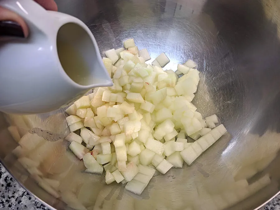 Melón y paraguayo cortados a dados.