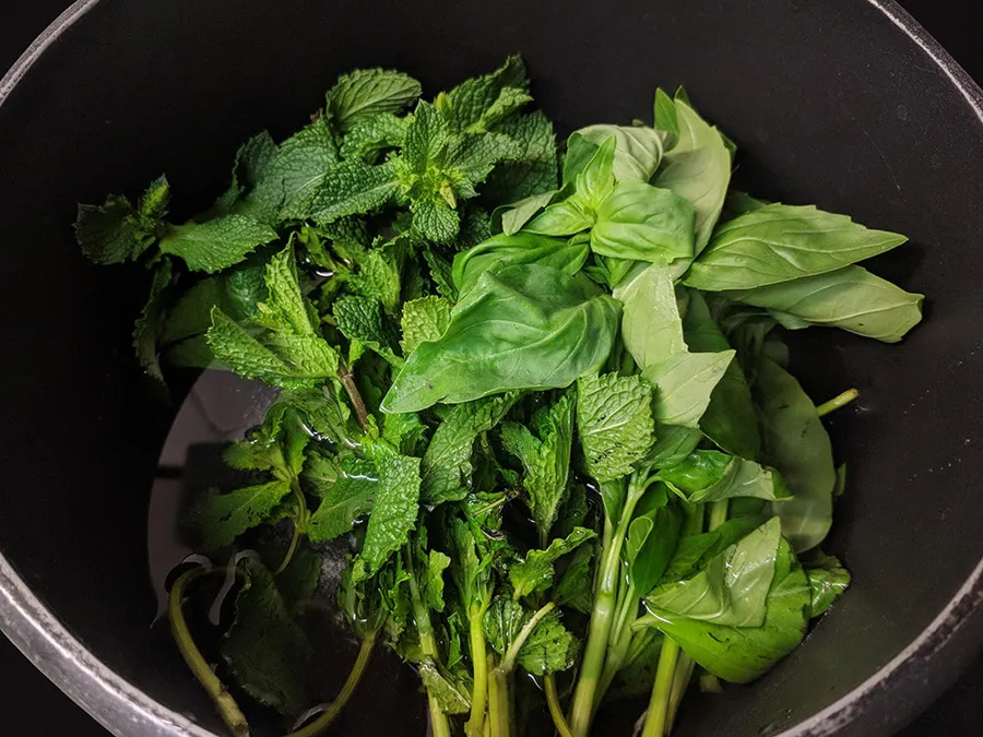 Hierbabuena y albahaca escaldadas.