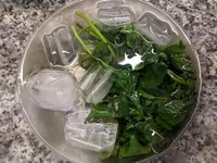 Hierbabuena y albahaca en agua con cubitos.