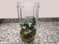 Zumo de naranja, azúcar, hierbabuena y albahaca.