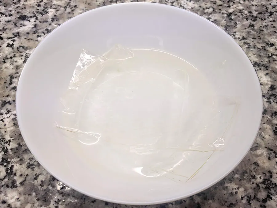 Gelatina neutra en remojo.