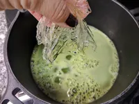 Zumo de naranja, hierbabuena y albahaca con gelatina neutra.