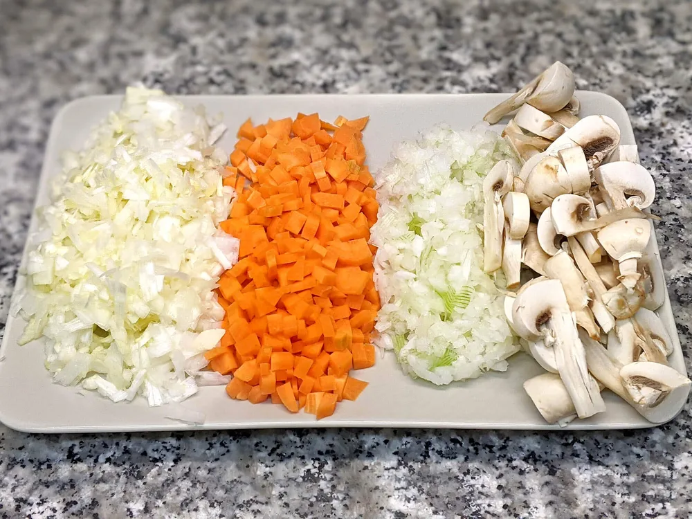 Puerro, cebolla tierna, zanahoria y ajo picados.