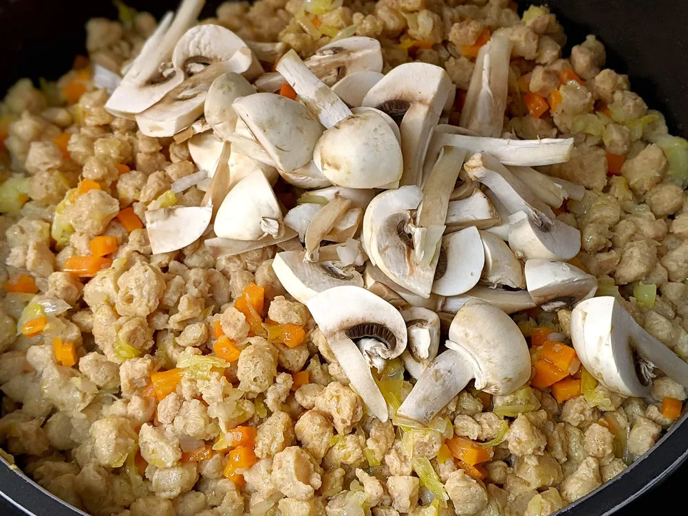 Puerro, cebolla, zanahoria, diente de ajo, soja texturizada remojada y champiñones.