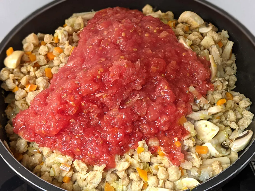 Puerro, cebolla, zanahoria, diente de ajo, soja texturizada remojada, champiñones y tomate rallado.