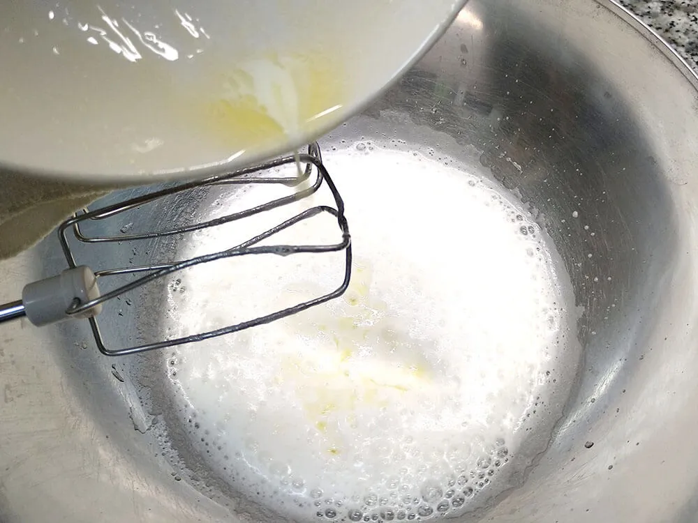 Claras batidas con azúcar y mantequilla.