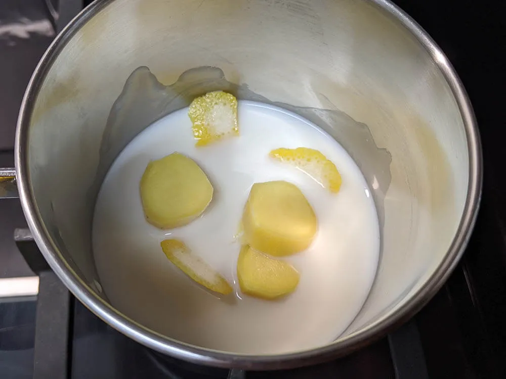 Leche, jengibre y corteza de limón.