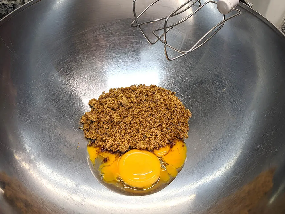 Yemas y azúcar panela.