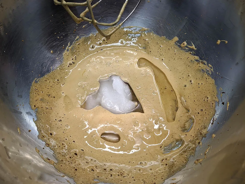 Yemas batidas y aceite de girasol y de coco.