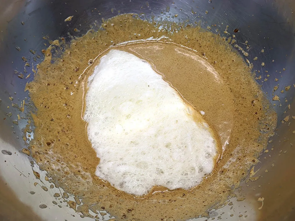 Yemas batidas y claras batidas.