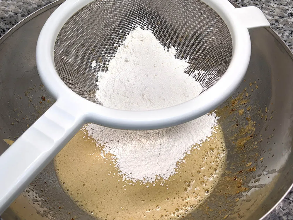 Harina en colador.