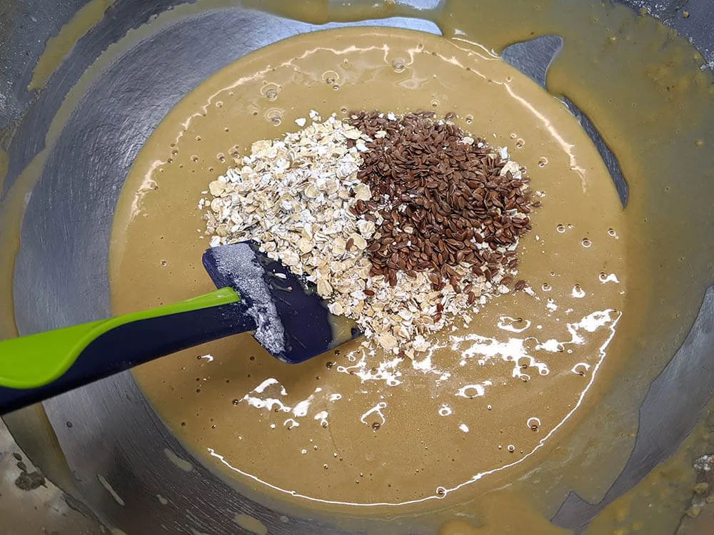 Masa de magdalena, avena y lino.