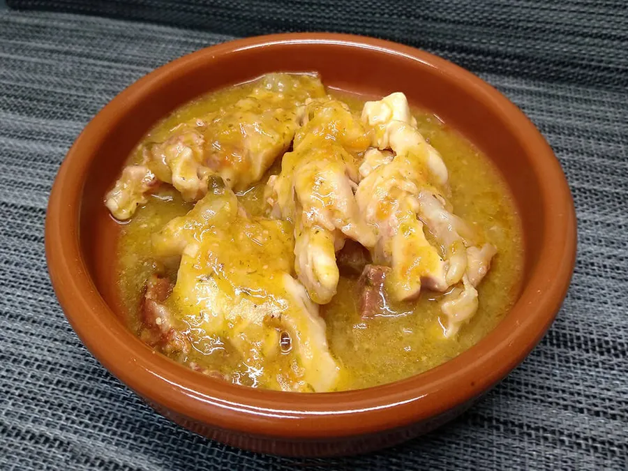 Manitas de cordero en salsa.
